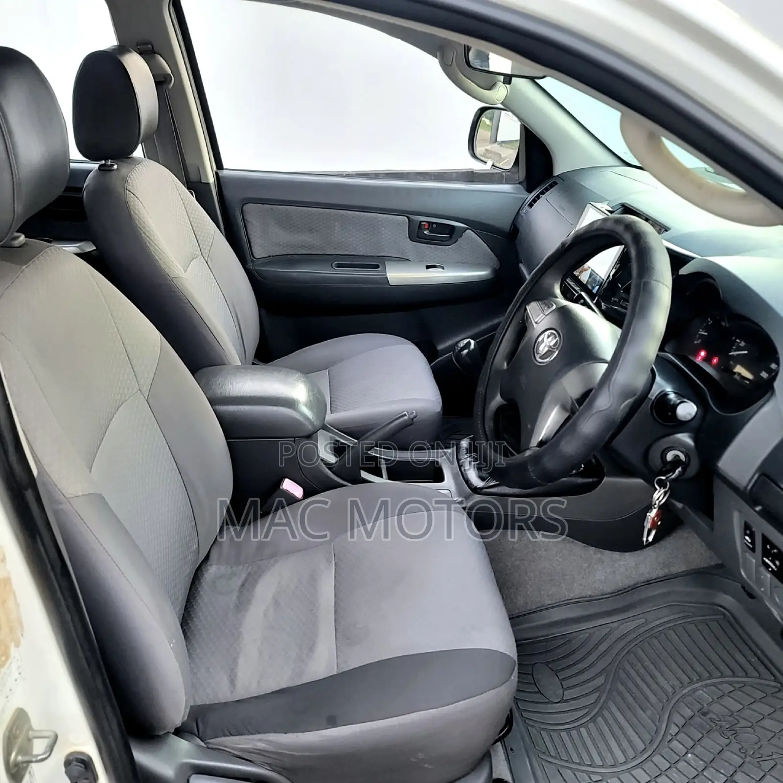 Toyota Hilux 2.5 D-4D 4X4 SRX 2012 White