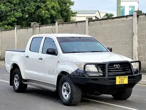 Toyota Hilux 2.5 D-4D 4X4 SRX 2012 White