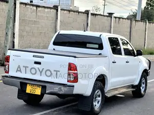 Toyota Hilux 2.5 D-4D 4X4 SRX 2012 White