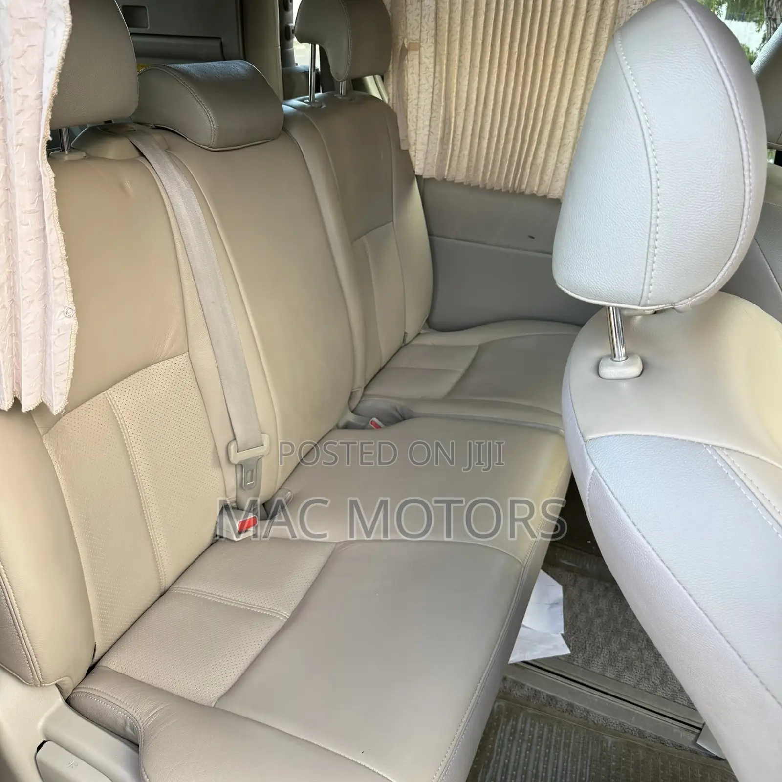 Toyota Noah 2.0 143hp AWD (8 Seater) 2011 Gray