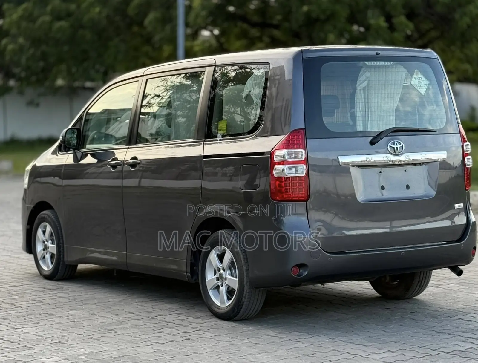 Toyota Noah 2.0 143hp AWD (8 Seater) 2011 Gray