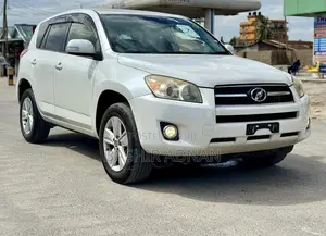 Photo - Toyota RAV4 2012 White