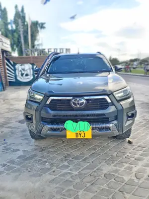 Photo - Toyota Hilux 2021 Green