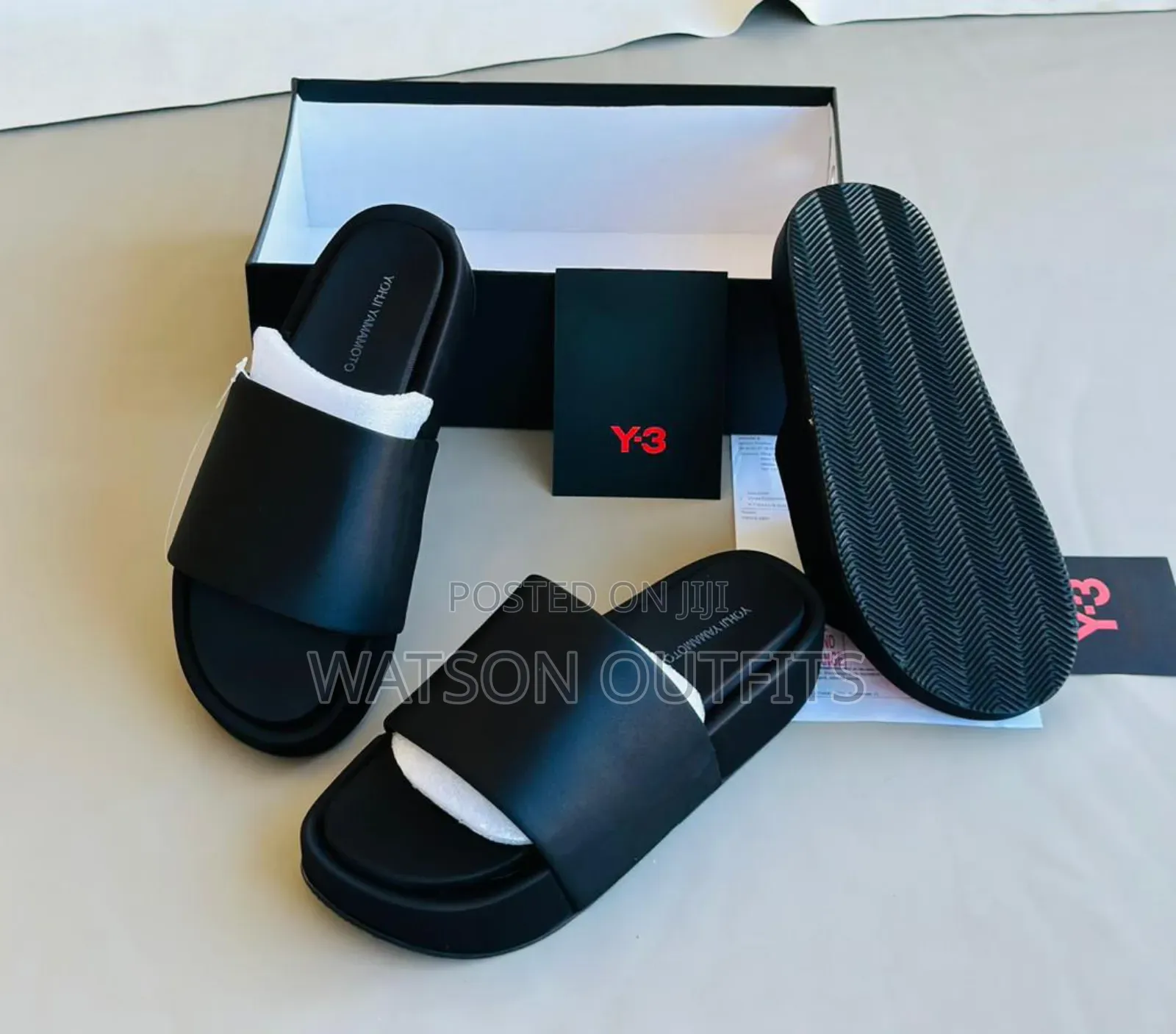 Sandals Kali Za Soli Kubwa Zilizo Nyeusi Na Wekundu Ndani