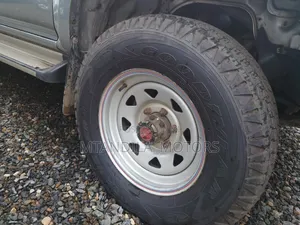 Toyota Hilux 2001 Gray