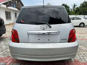 Toyota IST 2004 Silver