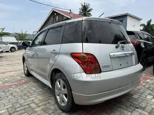 Toyota IST 2004 Silver