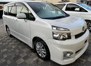 Toyota Voxy 2012 Pearl