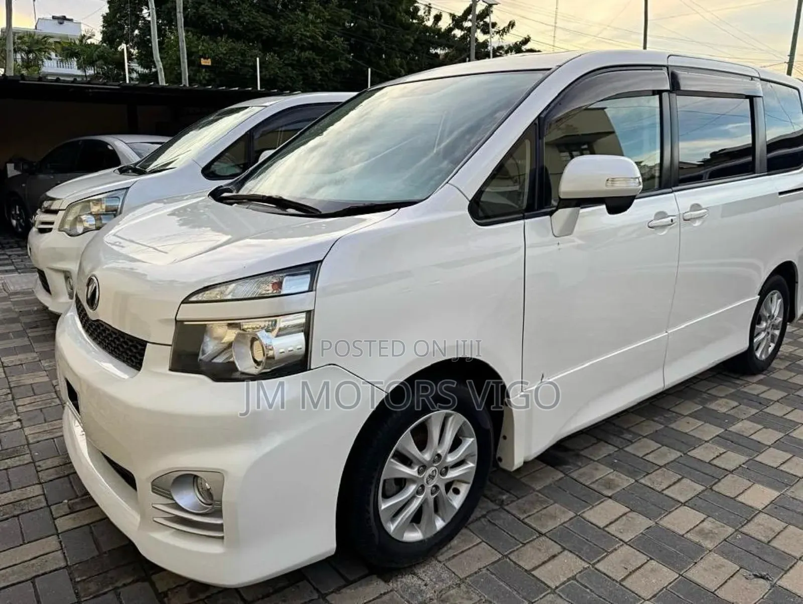 Toyota Voxy 2012 Pearl