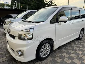 Toyota Voxy 2012 Pearl
