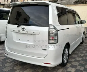 Toyota Voxy 2012 Pearl