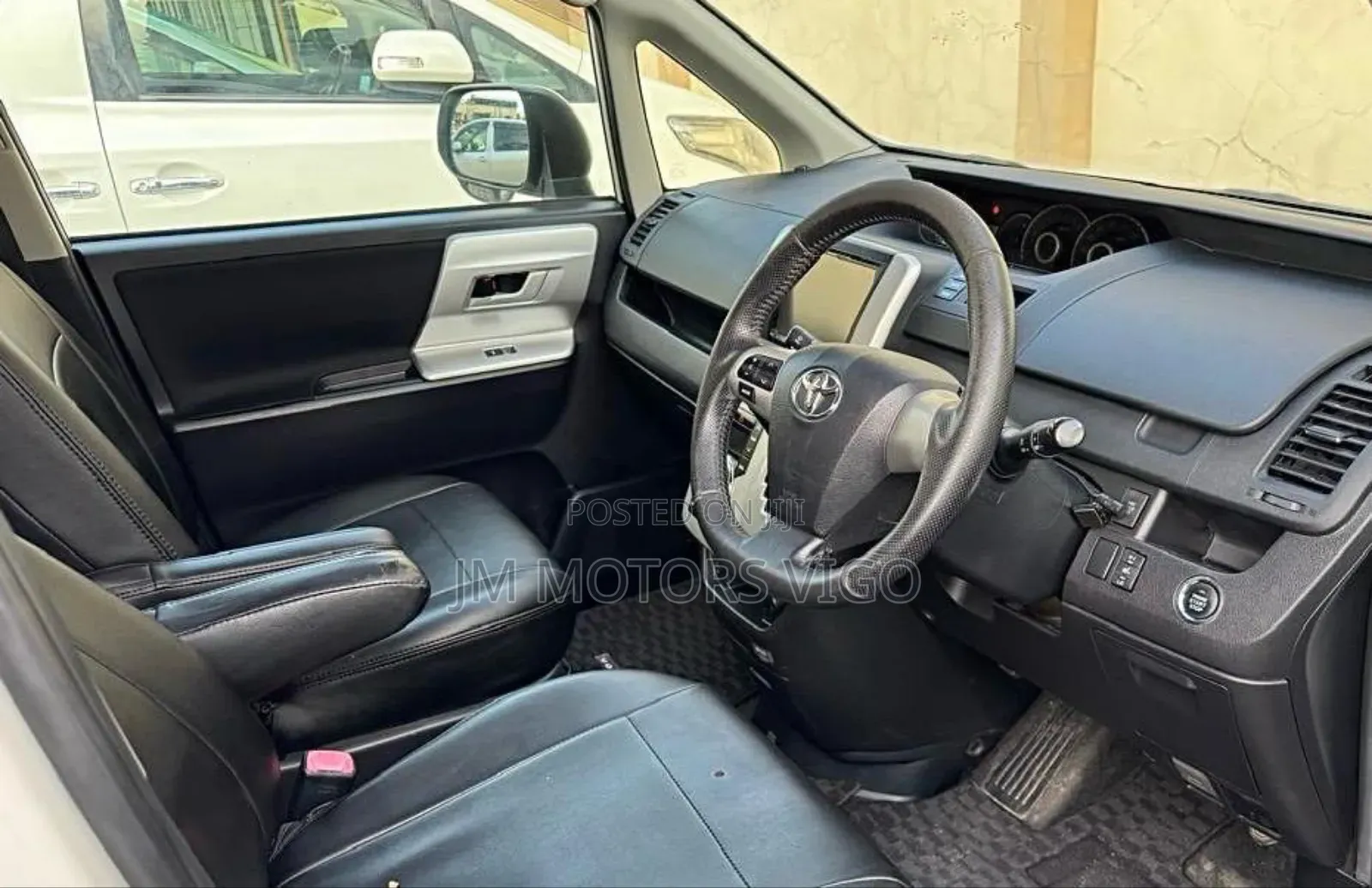 Toyota Voxy 2012 Pearl