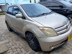 Toyota IST 2003 Gold