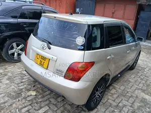 Toyota IST 2003 Gold