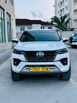 Photo - Toyota Fortuner 2022 White