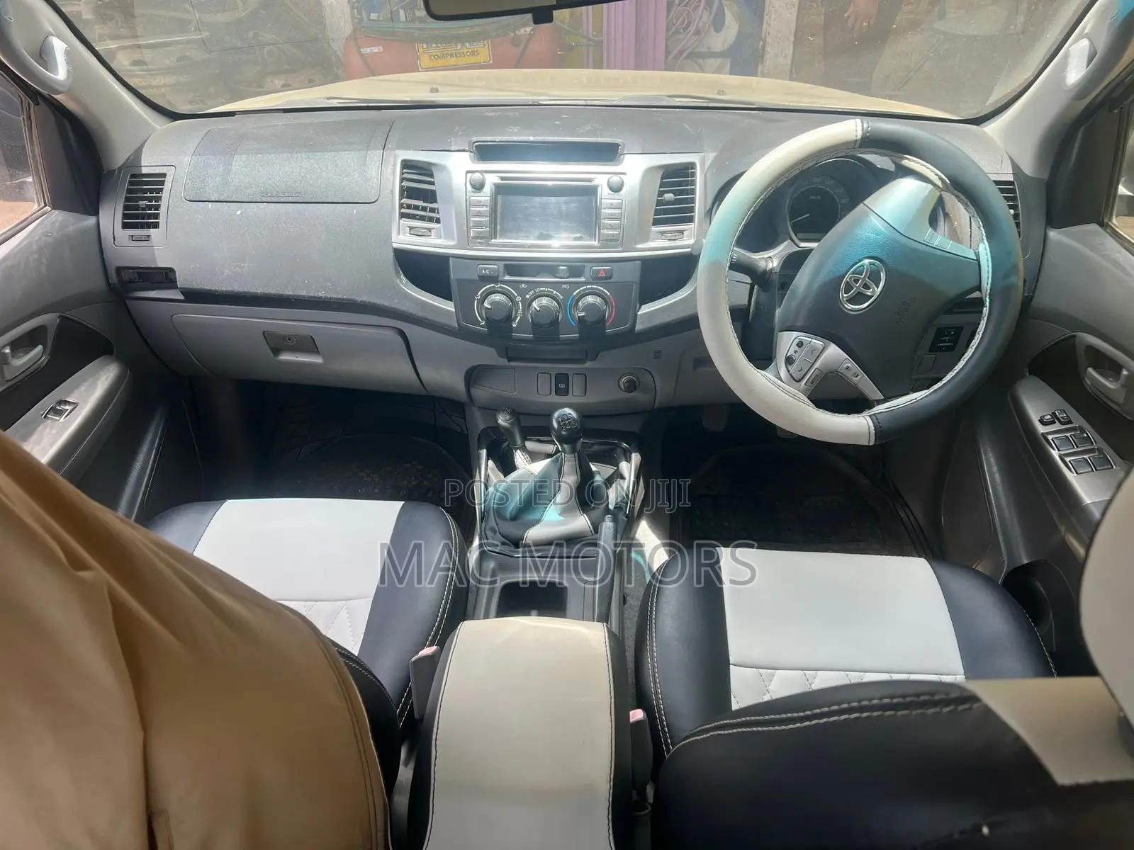 Toyota Hilux 2.5 D-4D 4X4 SRX 2010 Beige