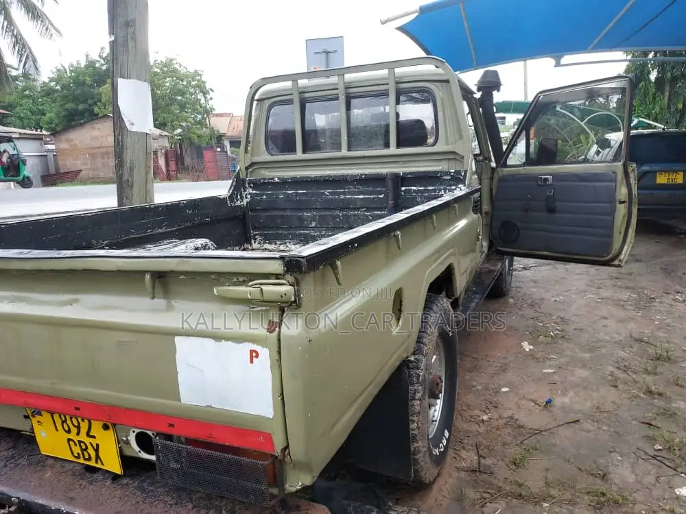 Toyota Land Cruiser 2002 Gold