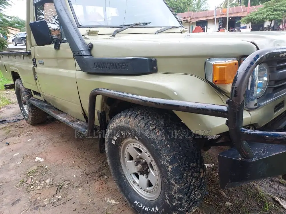 Toyota Land Cruiser 2002 Gold