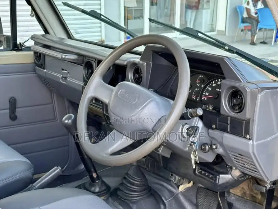 Toyota Land Cruiser HDJ 100 2003 Beige