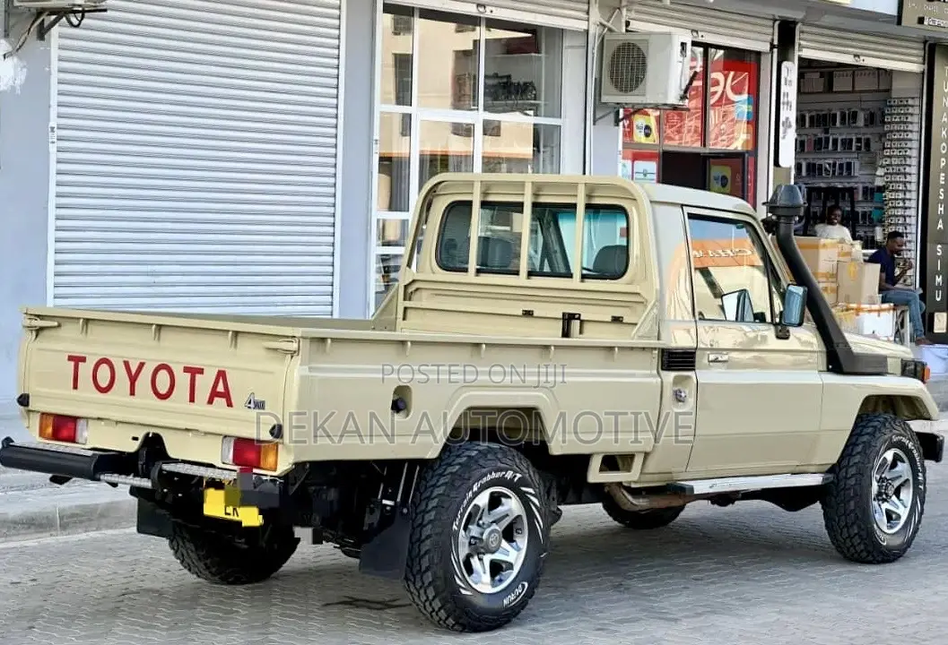 Toyota Land Cruiser HDJ 100 2003 Beige