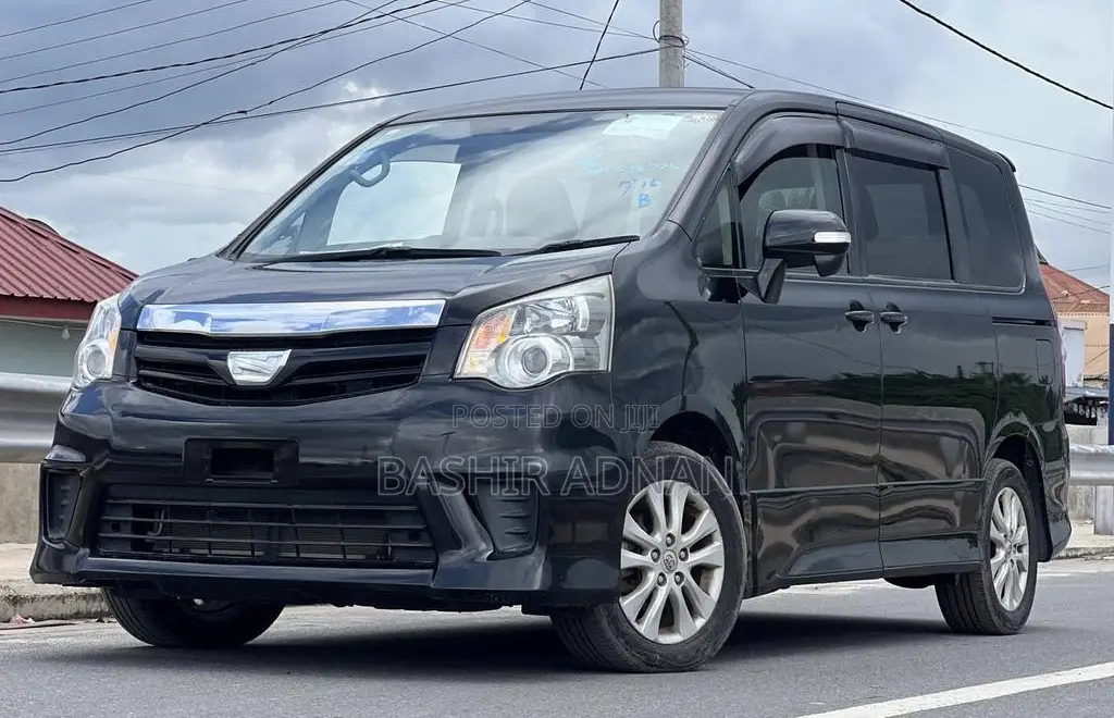 Toyota Noah 2.0 143hp FWD (7 Seater) 2012 Matt Black