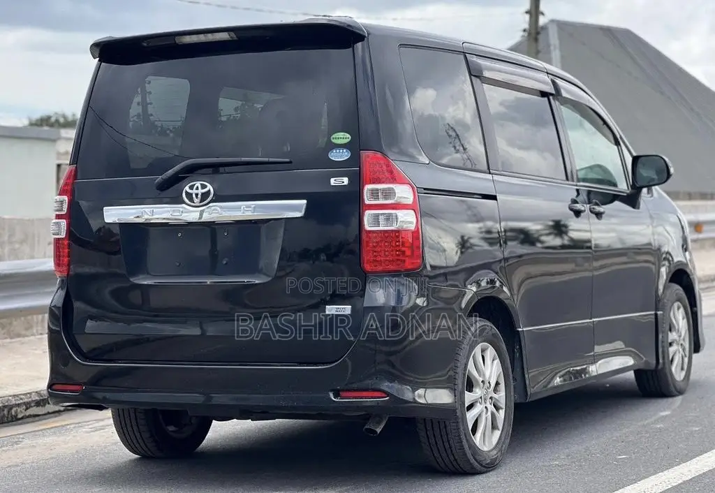 Toyota Noah 2.0 143hp FWD (7 Seater) 2012 Matt Black