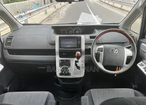 Toyota Noah 2.0 143hp FWD (7 Seater) 2012 Matt Black