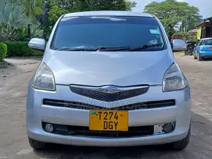 Photo - Toyota Ractis 2005 Silver