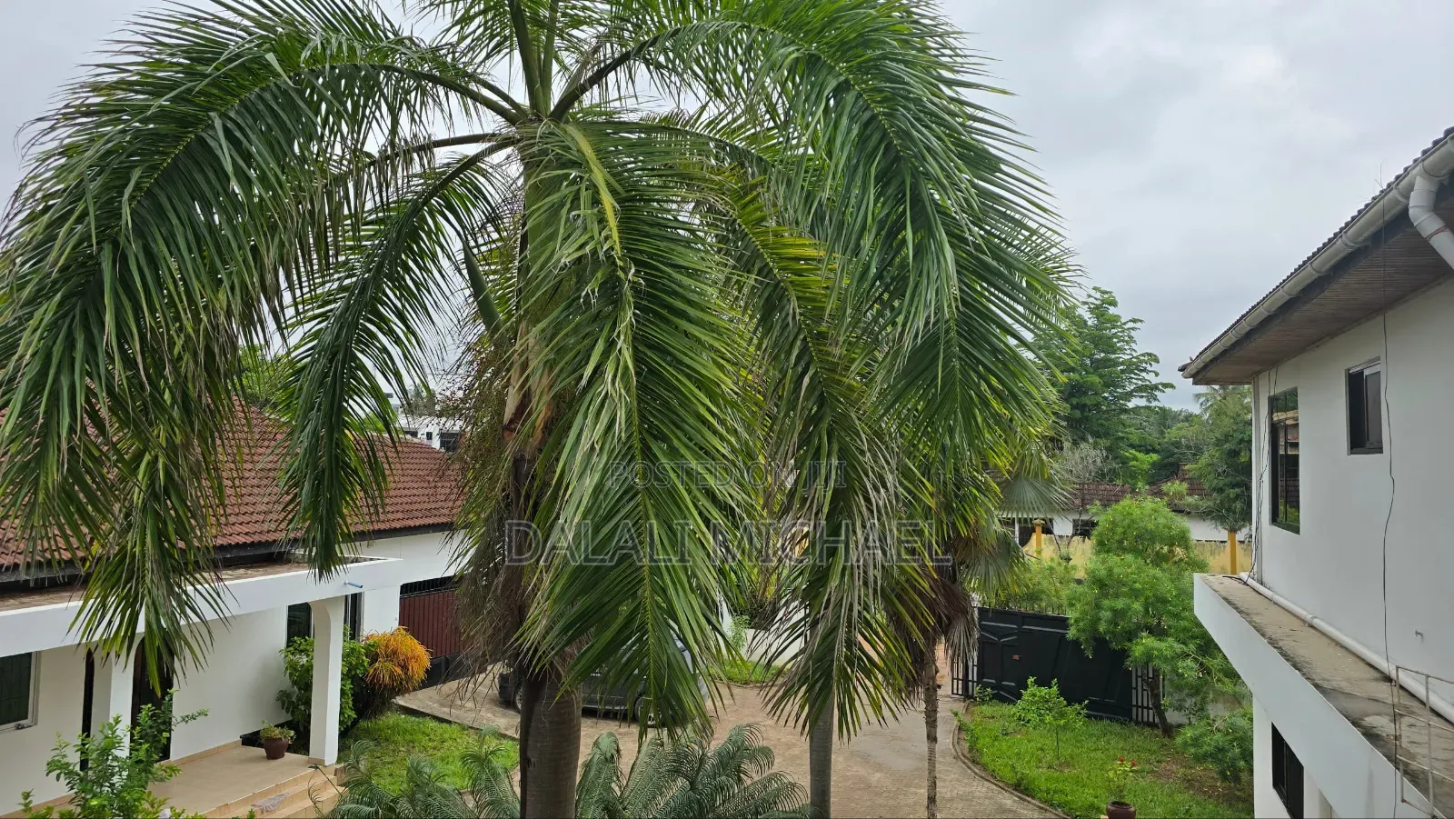 8bdrm House in Mbezibeach for sale