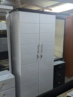Wardrobes Milango Mitatu Na Sehemu Ya Kioo