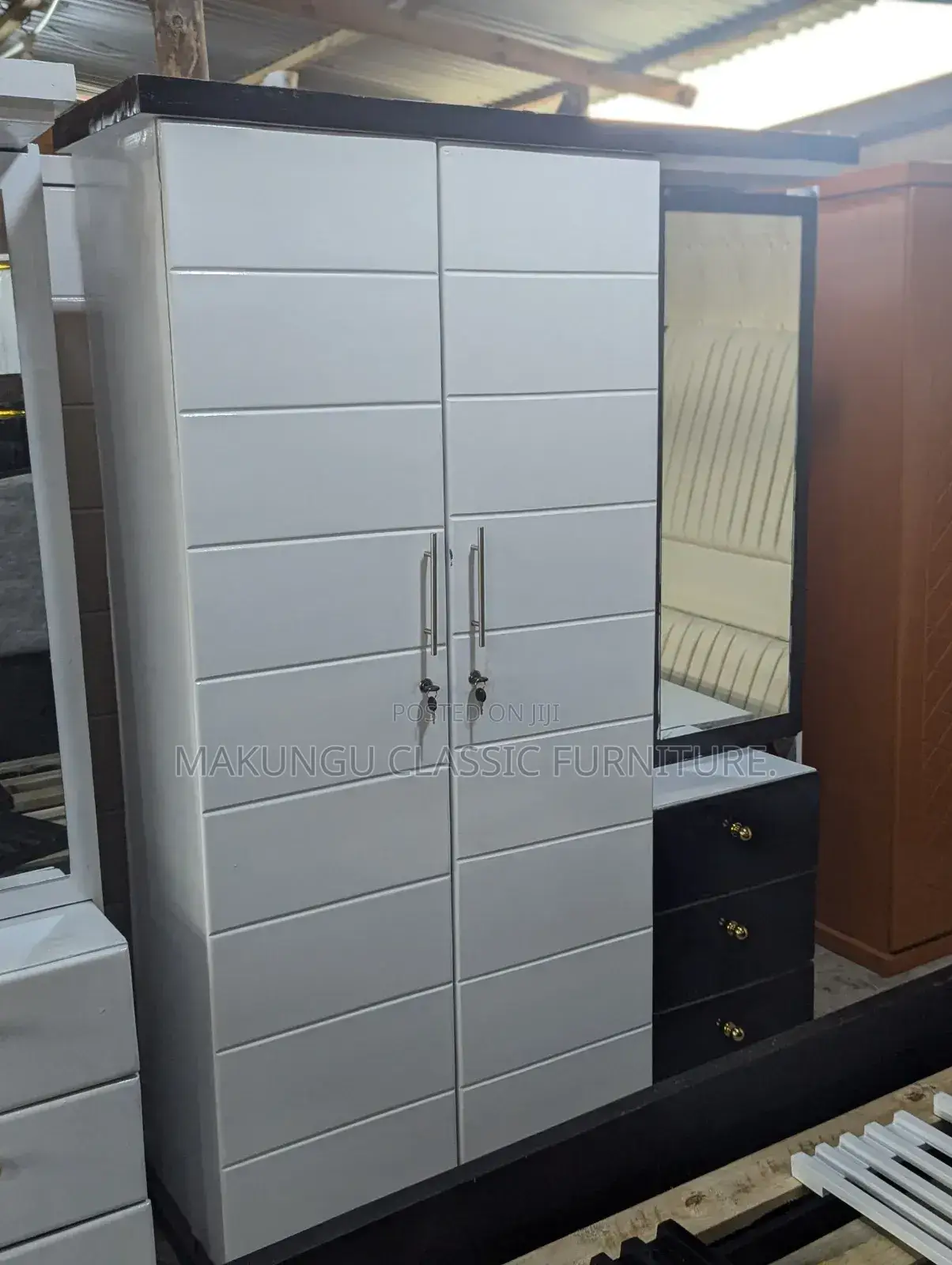 Wardrobes Milango Mitatu Na Sehemu Ya Kioo