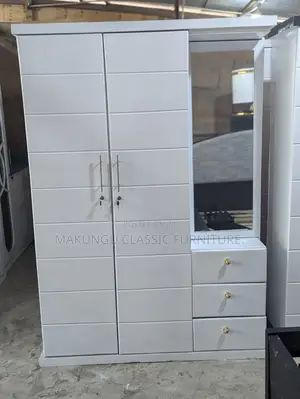 Wardrobes Milango Mitatu Na Sehemu Ya Kioo