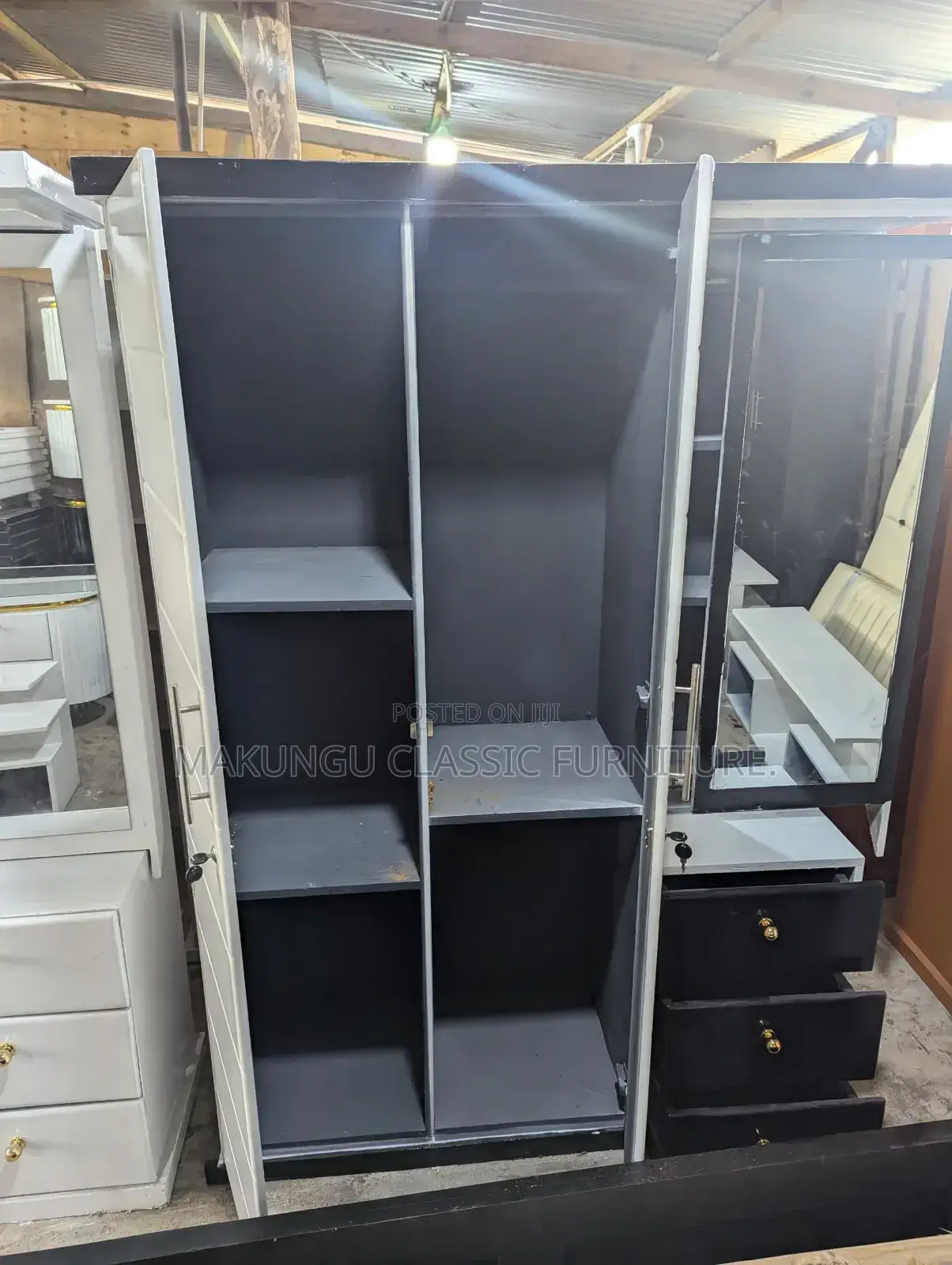 Wardrobes Milango Mitatu Na Sehemu Ya Kioo