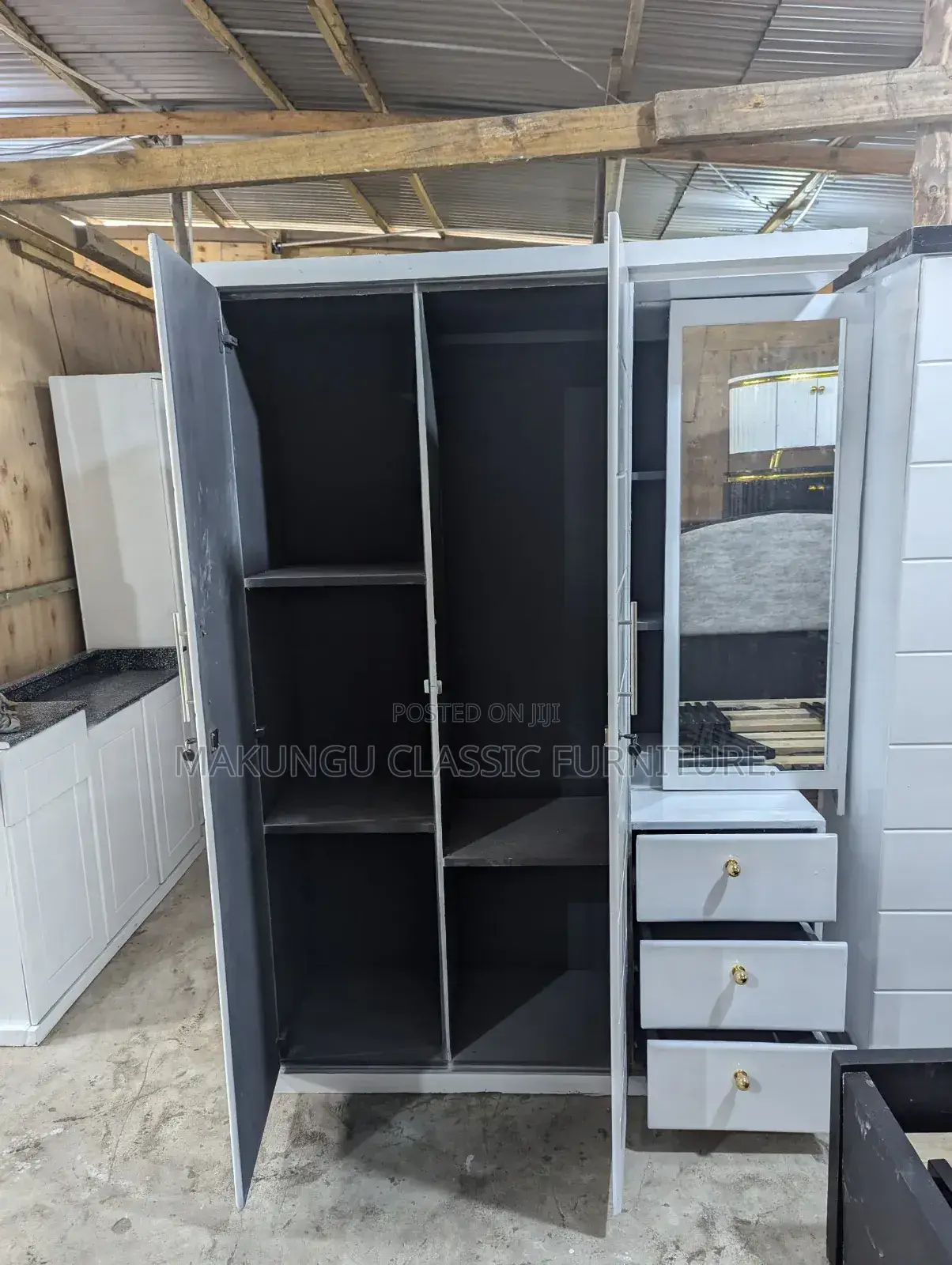 Wardrobes Milango Mitatu Na Sehemu Ya Kioo