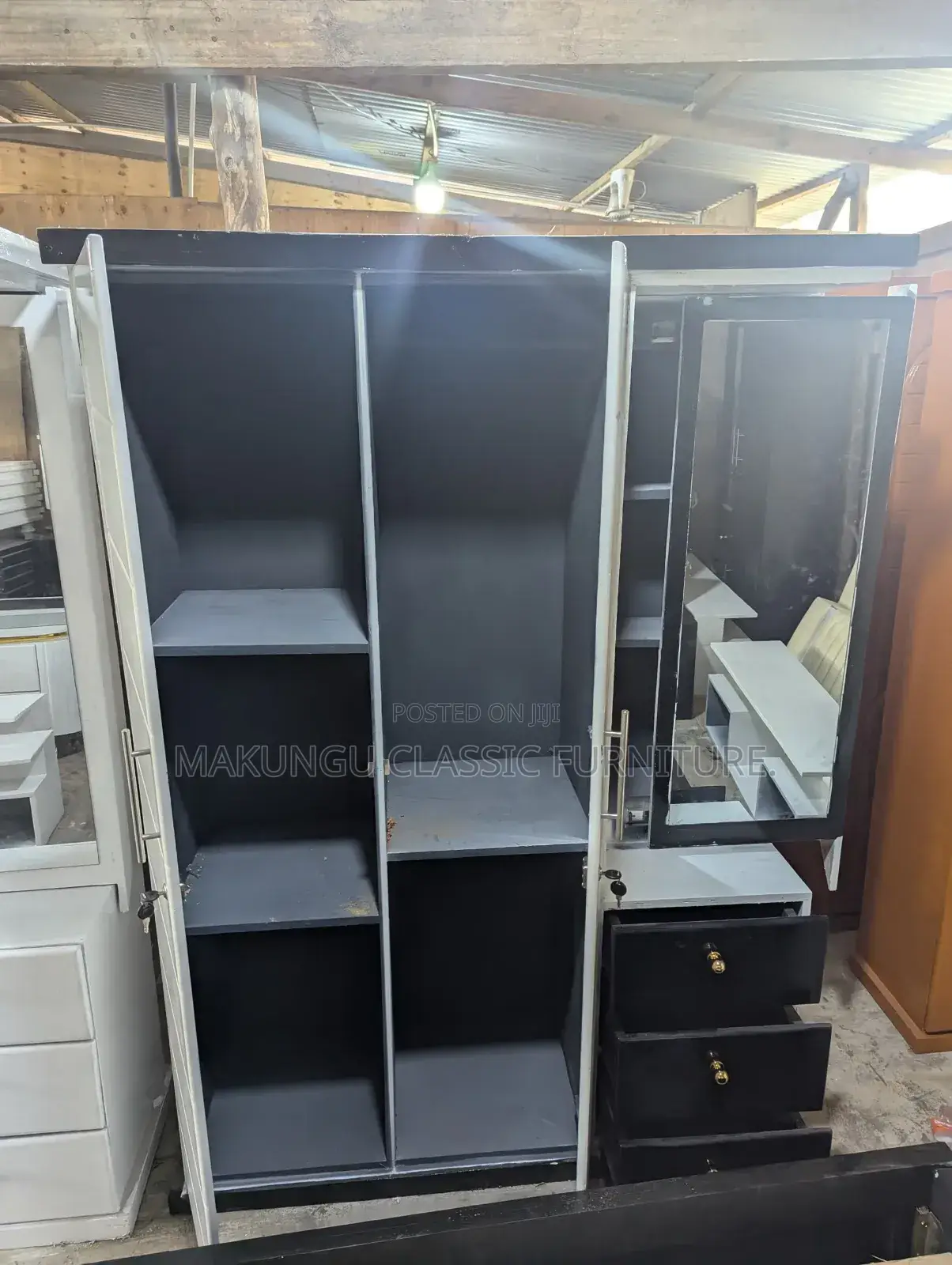 Wardrobes Milango Mitatu Na Sehemu Ya Kioo