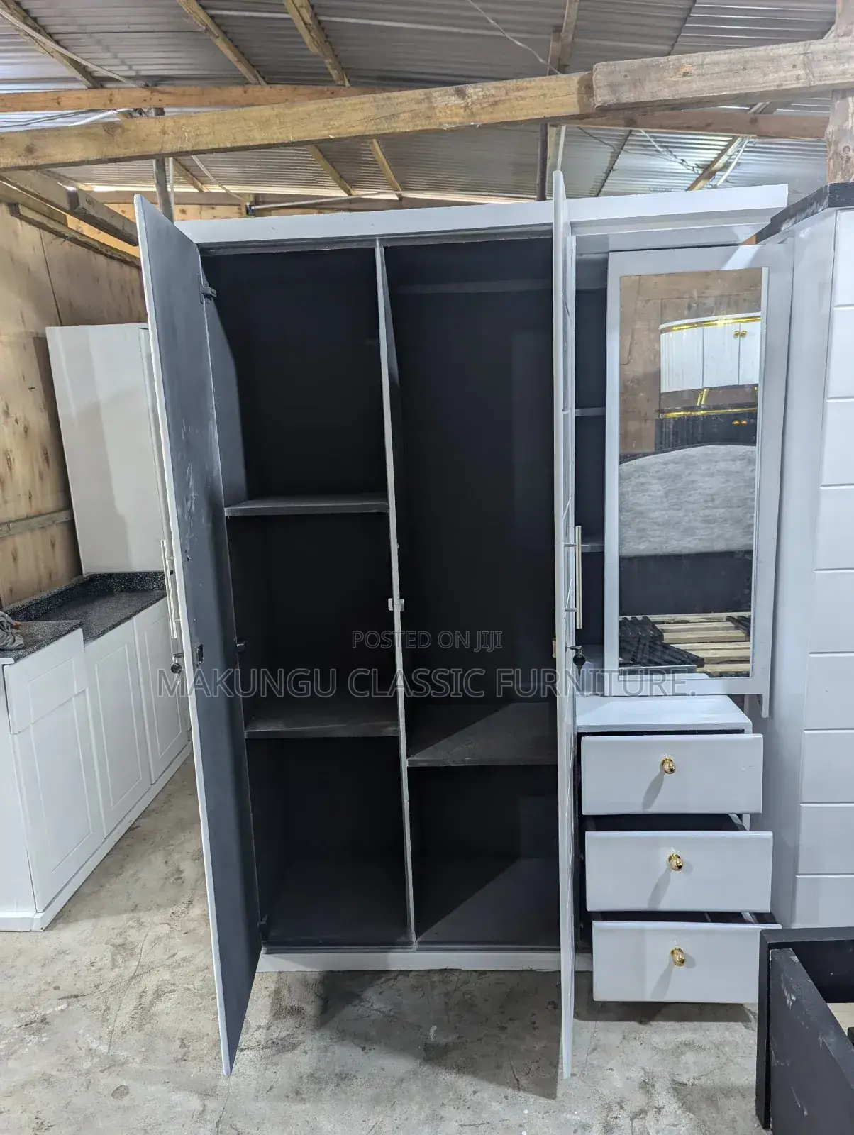 Wardrobes Milango Mitatu Na Sehemu Ya Kioo