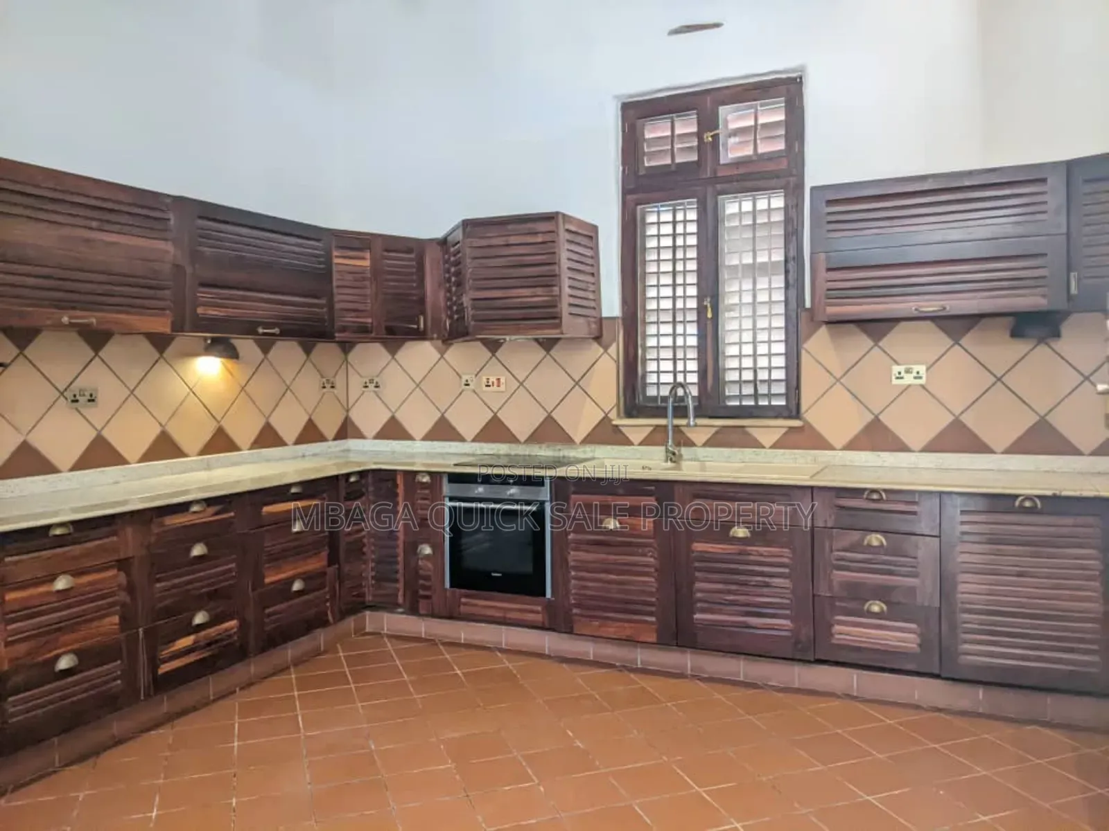 5bdrm House in Mbez Beach, Mbezi for sale
