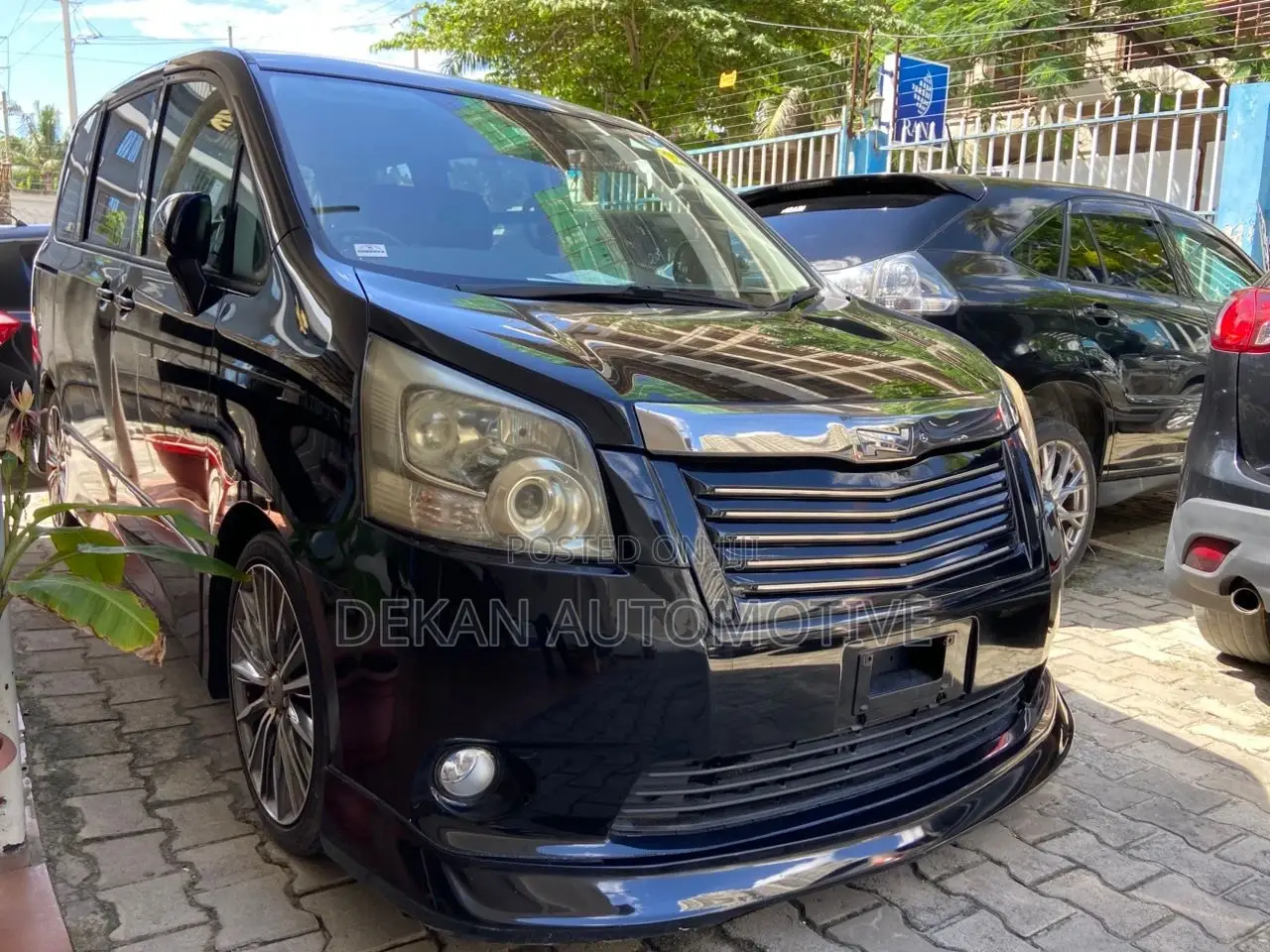 Toyota Noah 2.0 143hp AWD (7 Seater) 2008 Black