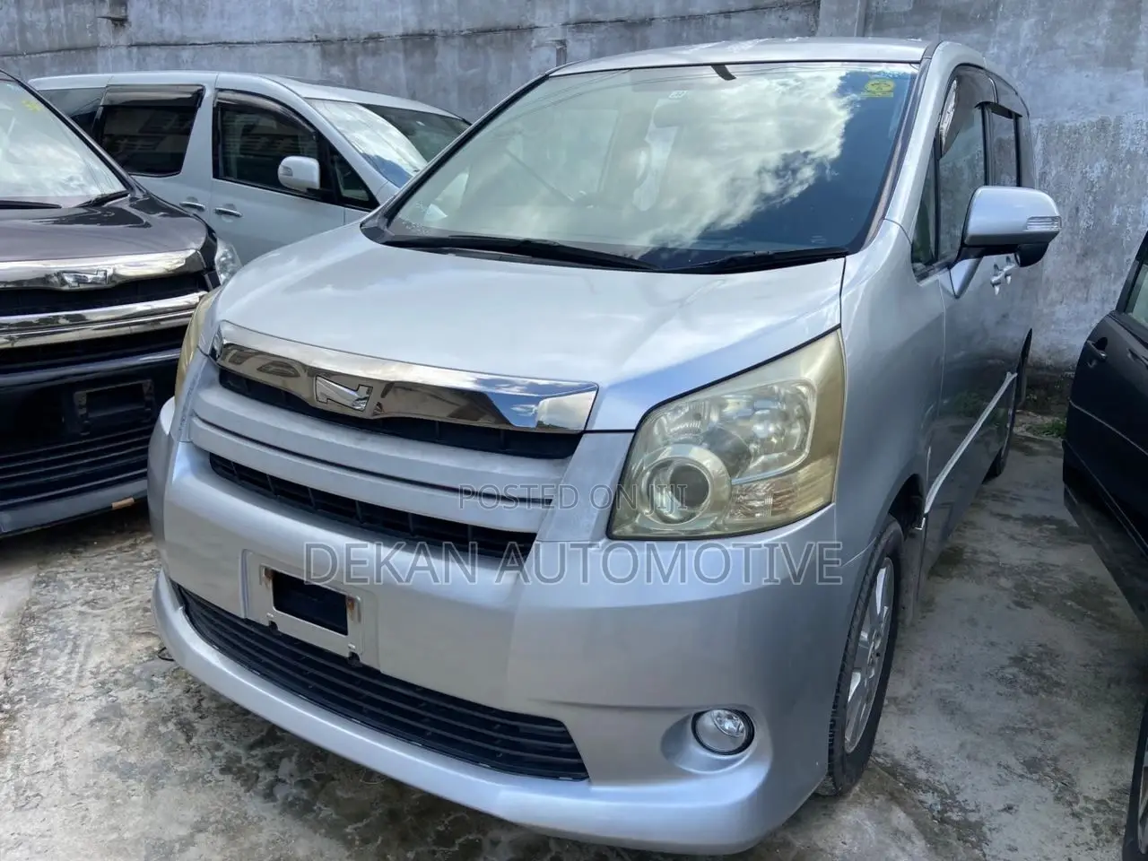 Toyota Noah 2.0 143hp AWD (8 Seater) 2008 Silver