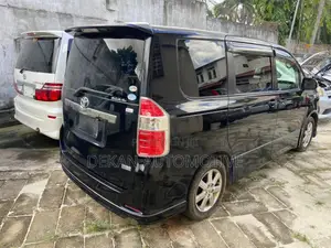 Toyota Noah 2.0 143hp AWD (7 Seater) 2012 Black