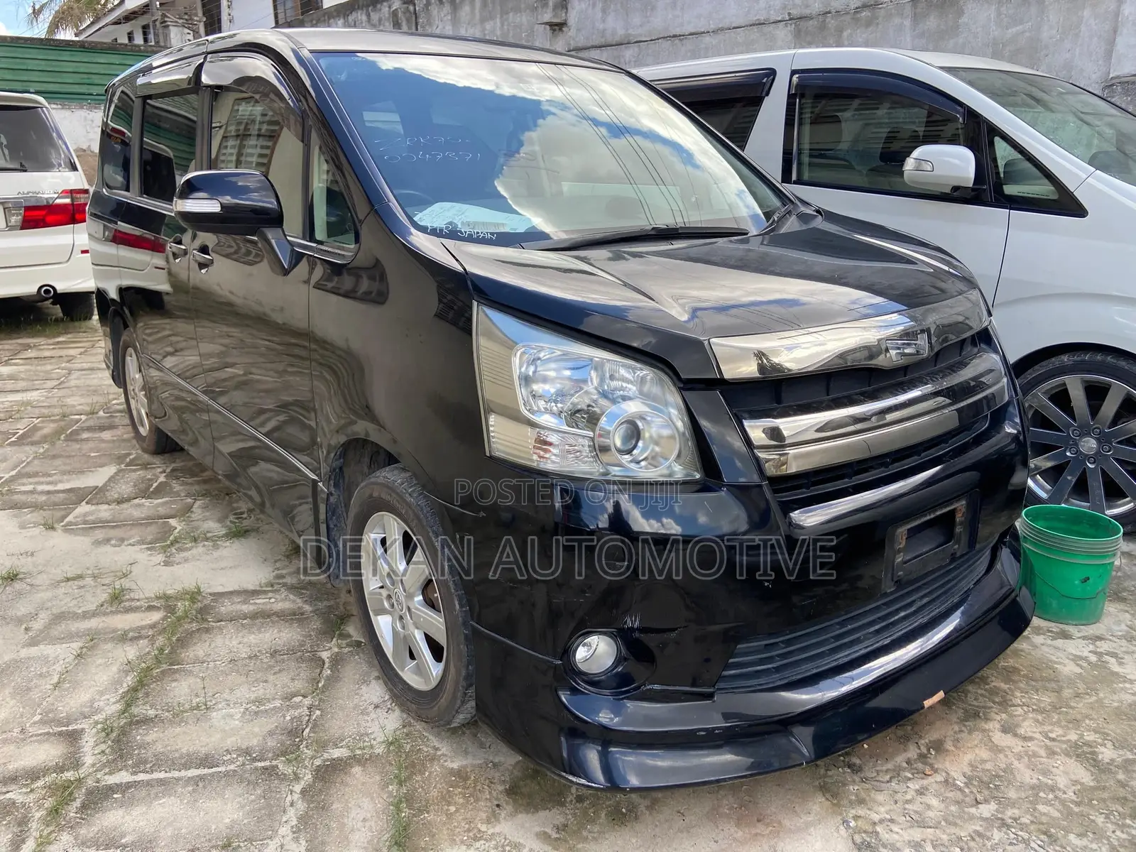 Toyota Noah 2.0 143hp AWD (7 Seater) 2012 Black