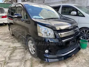 Photo - Toyota Noah 2.0 143hp AWD (7 Seater) 2012 Black