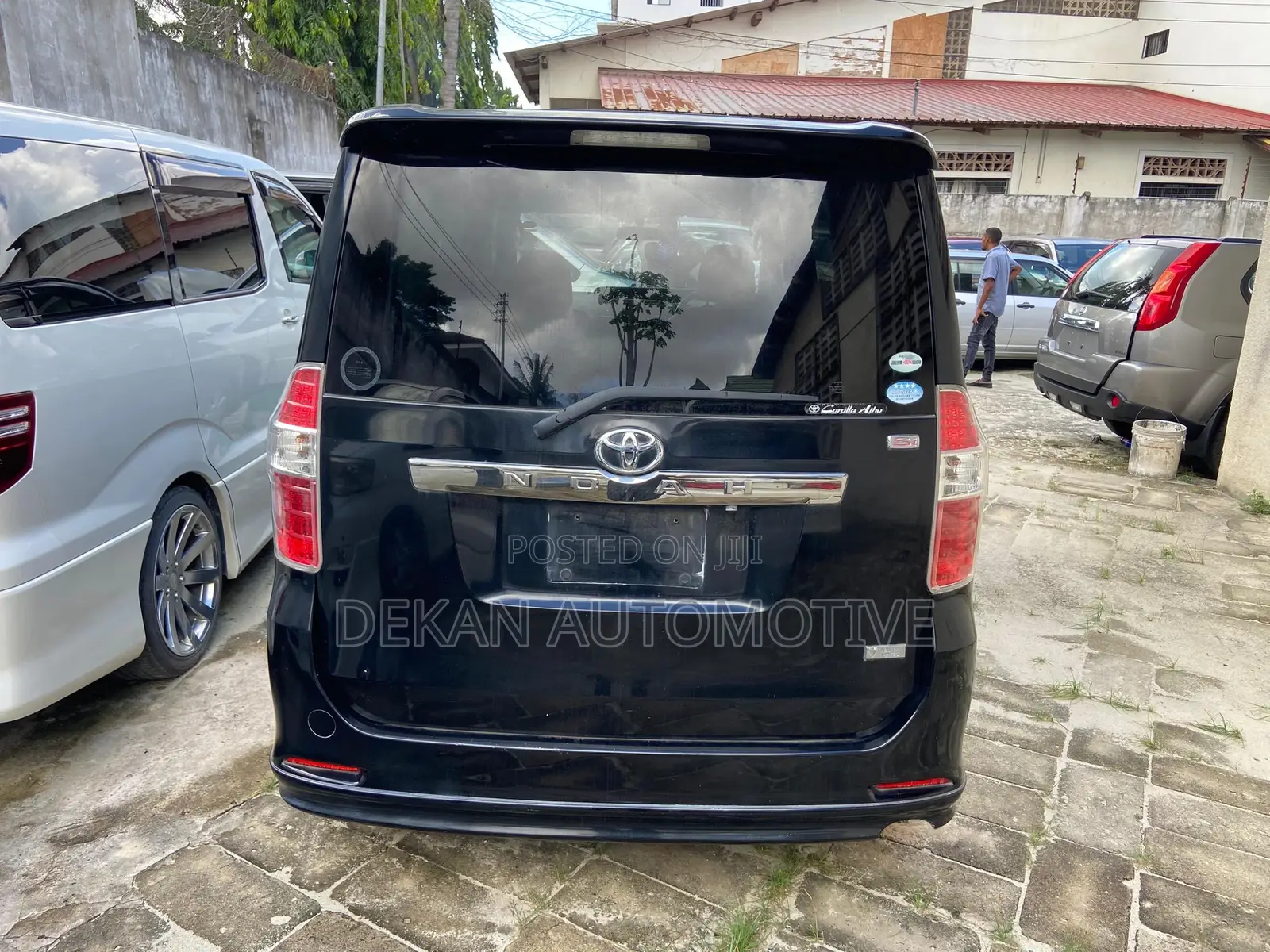 Toyota Noah 2.0 143hp AWD (7 Seater) 2012 Black