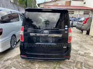 Toyota Noah 2.0 143hp AWD (7 Seater) 2012 Black