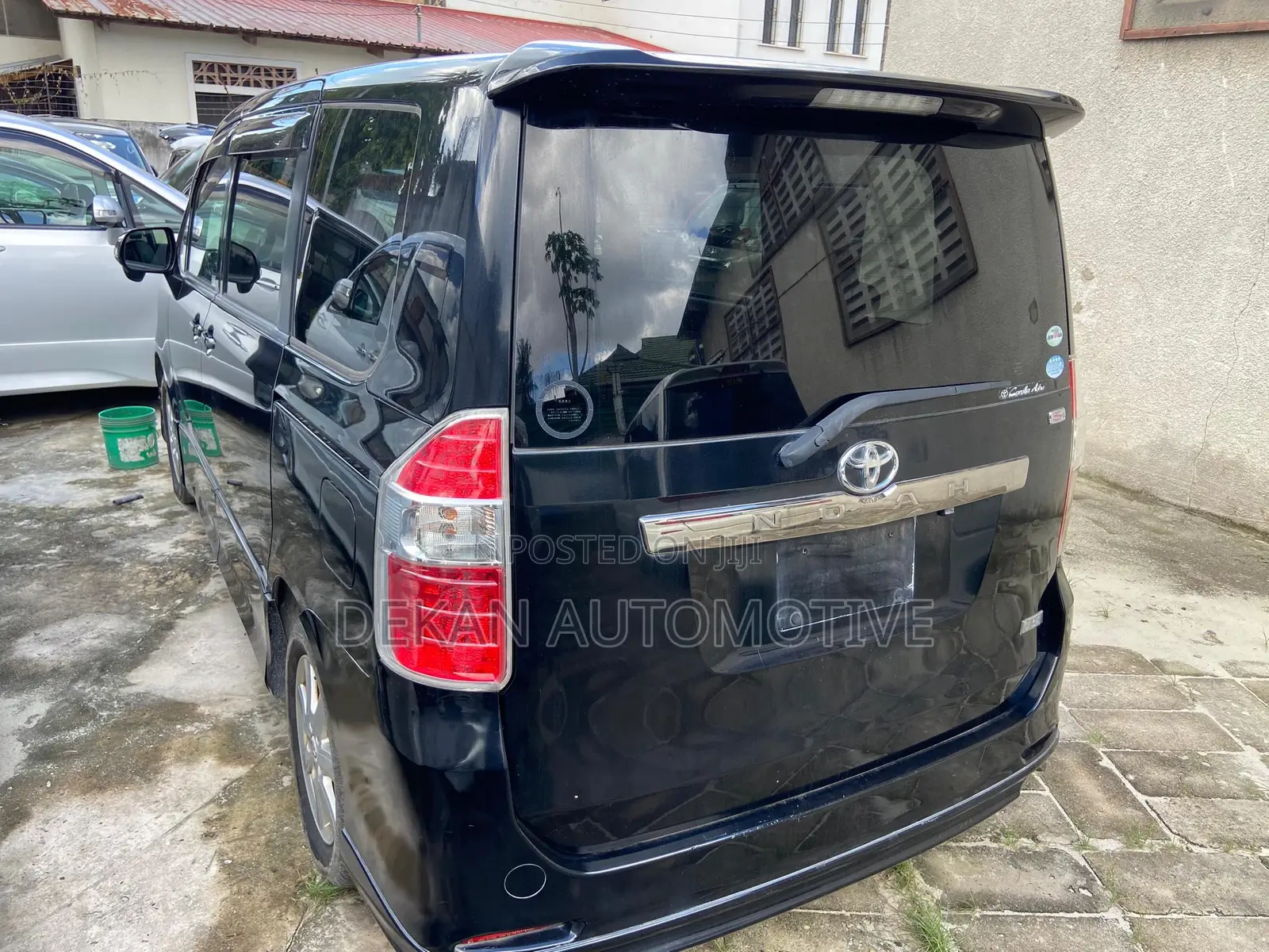 Toyota Noah 2.0 143hp AWD (7 Seater) 2012 Black