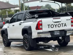 Toyota Hilux 2022 White