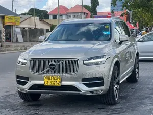 Volvo XC90 T6 Momentum AWD 2018 Gold