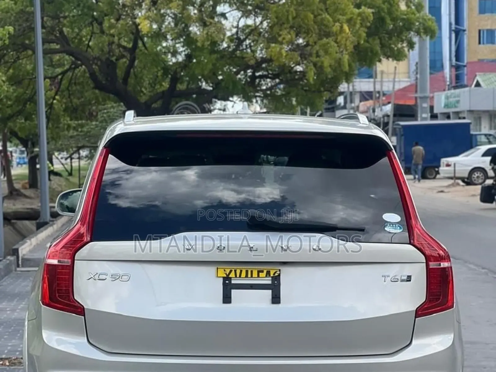 Volvo XC90 T6 Momentum AWD 2018 Gold