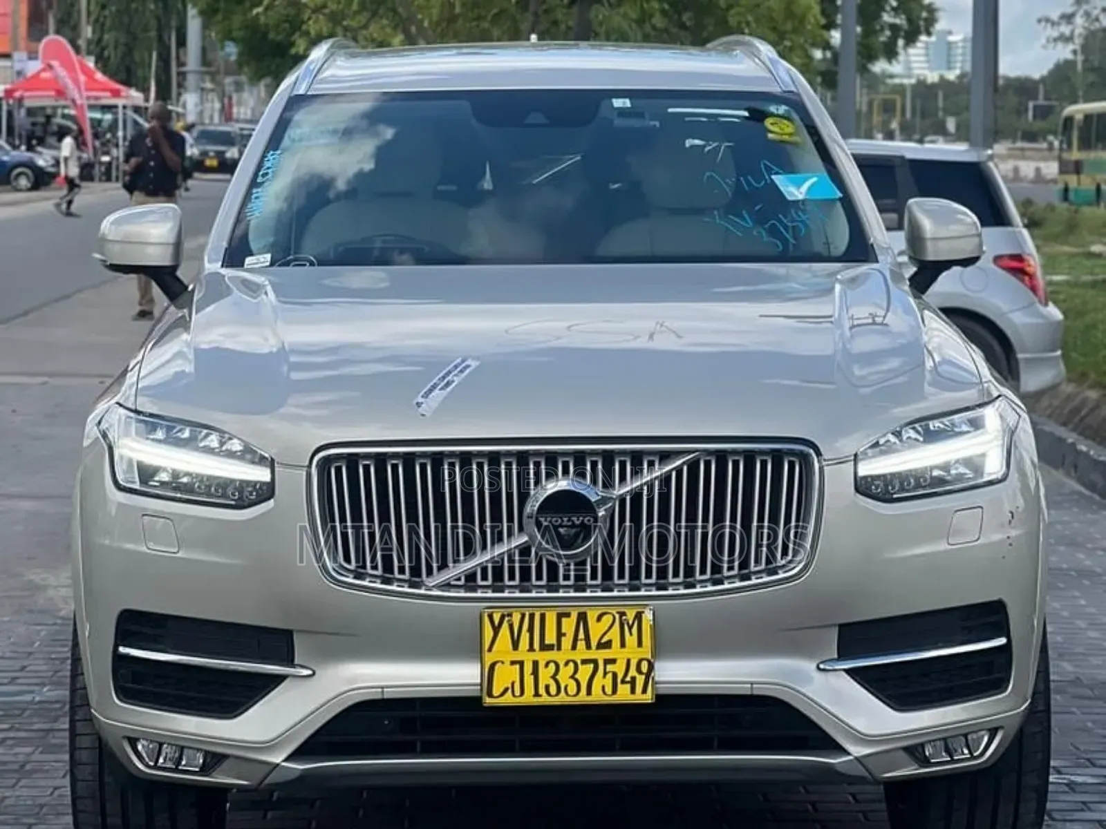 Volvo XC90 T6 Momentum AWD 2018 Gold