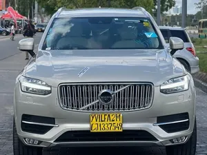 Volvo XC90 T6 Momentum AWD 2018 Gold